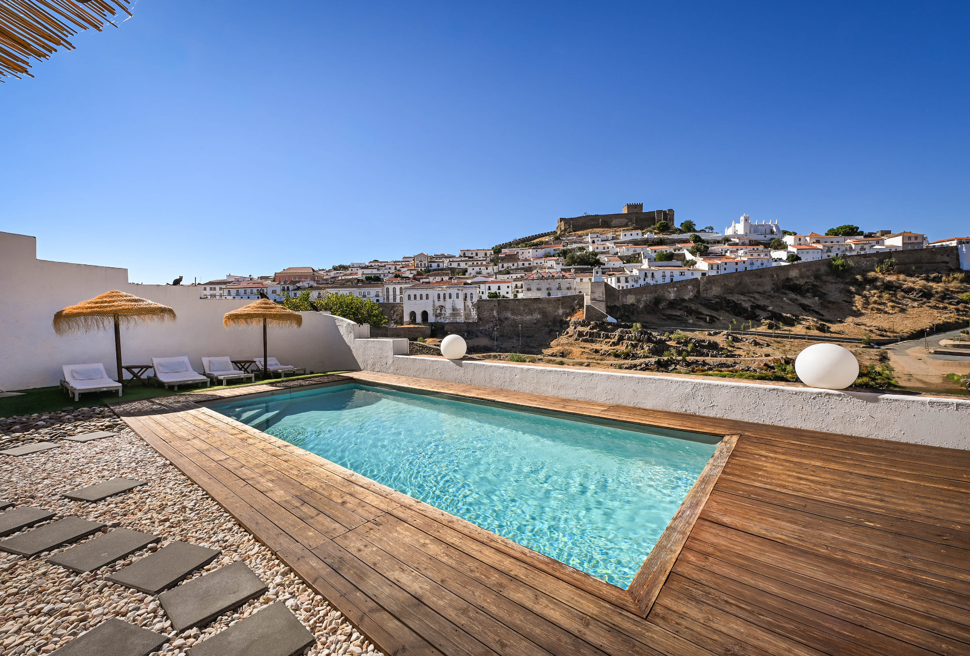 Piscina da Casa Amarela com vista para Mértola e o castelo
