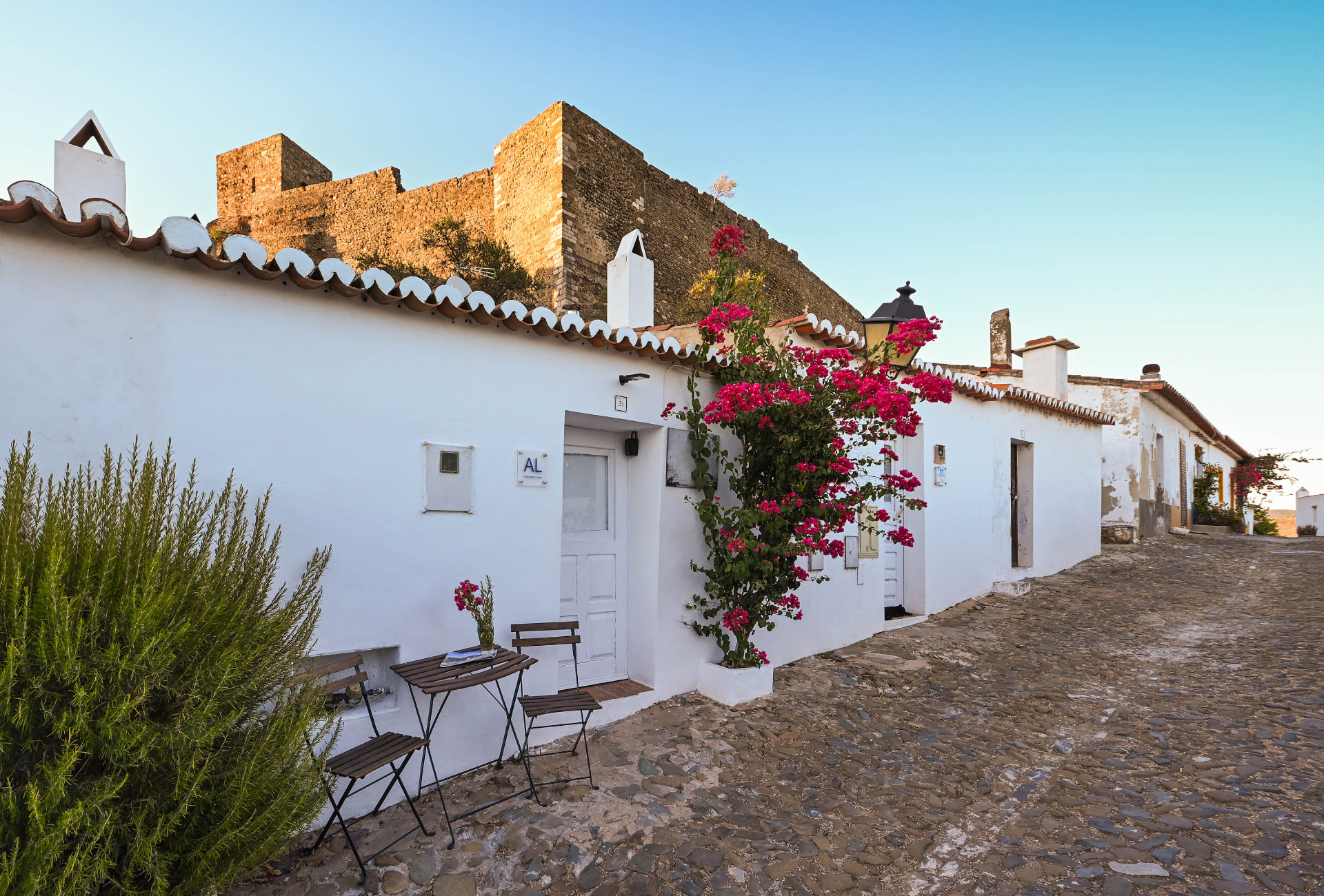 Fachada da Casa do Castelo com buganvílias no centro histórico de Mértola